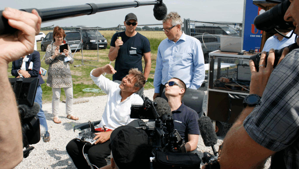Stephan Wrage (CEO of Skysails), Robert Habeck (Bündnis 90/Die Grünen), and Skysails employees at a Skysails demonstration.