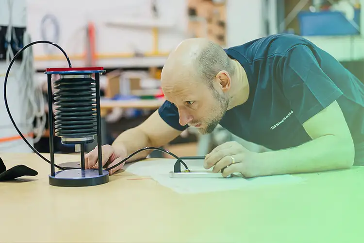 About Us – Skysails employee at a workbench.