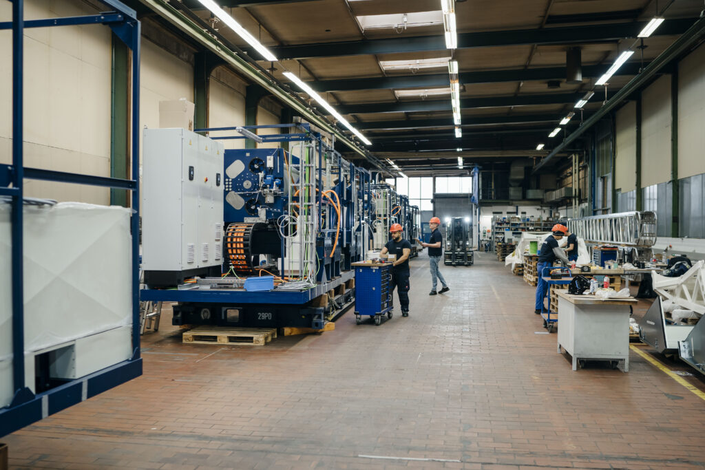 News Blog – a manufacturing hall for Skysails ground stations.